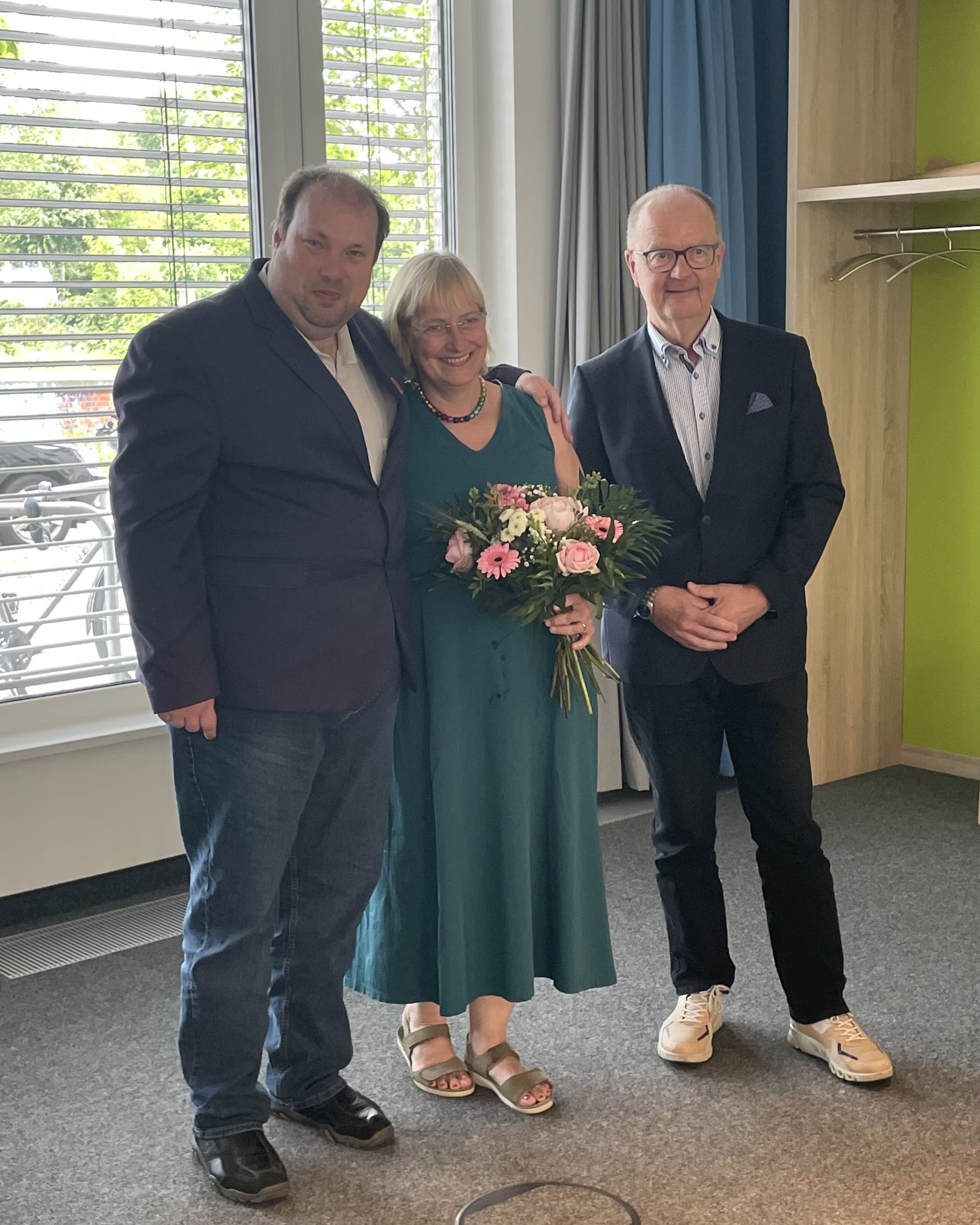 László Bercse and Jyrki Pinomaa congratulate Jeanne Nicklas-Faust after her election