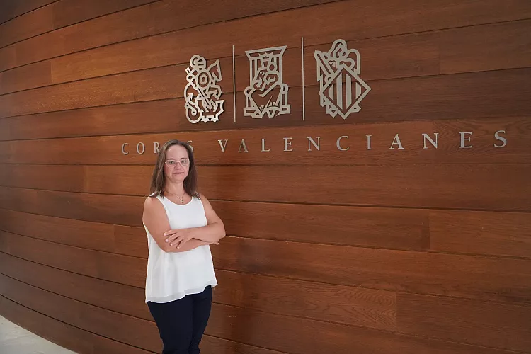 Mar Galcerán posing in the Valencian parliament. Photo: Partido Popular